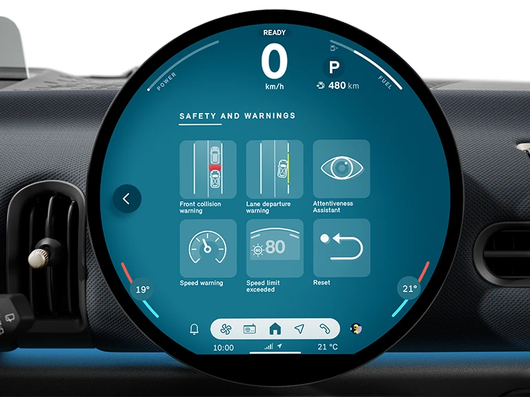 Видео, демонстрирующее системы безопасности MINI Cooper 3‑дверный, включая системы помощи водителю и защитные технологии.