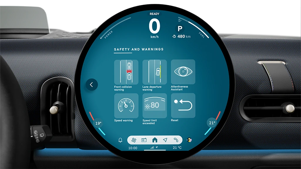 Видео, демонстрирующее системы безопасности MINI Cooper 3‑дверный, включая системы помощи водителю и защитные технологии.