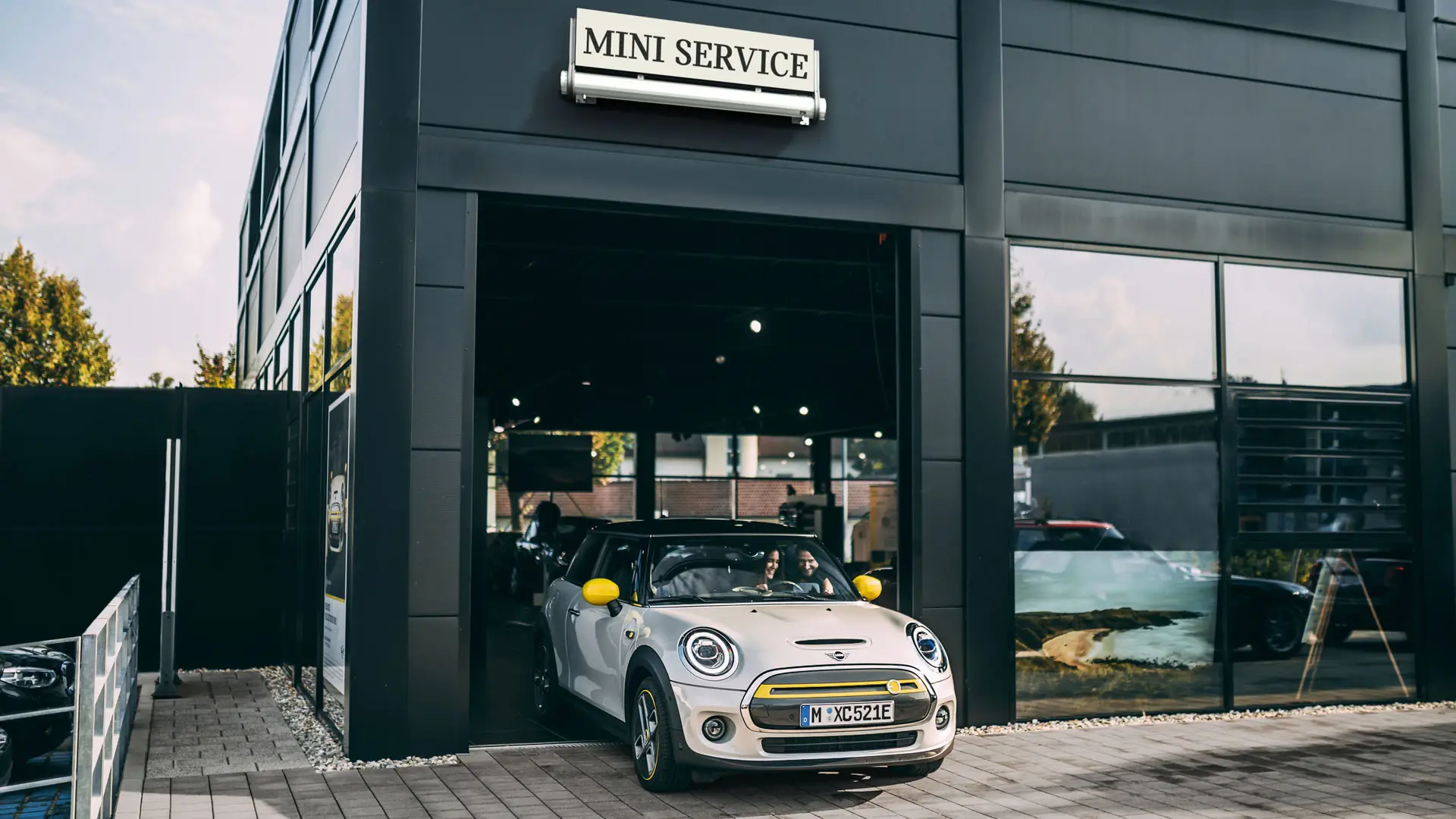 Автомобиль MINI выезжает из сервисного центра MINI.