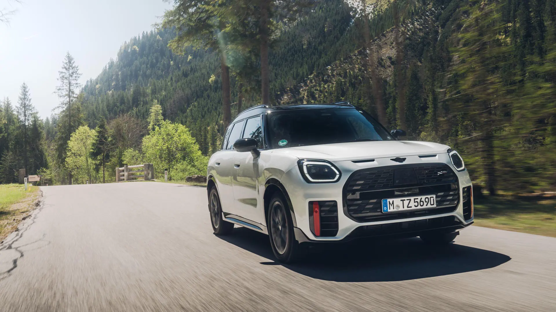 MINI Countryman на проселочной дороге.