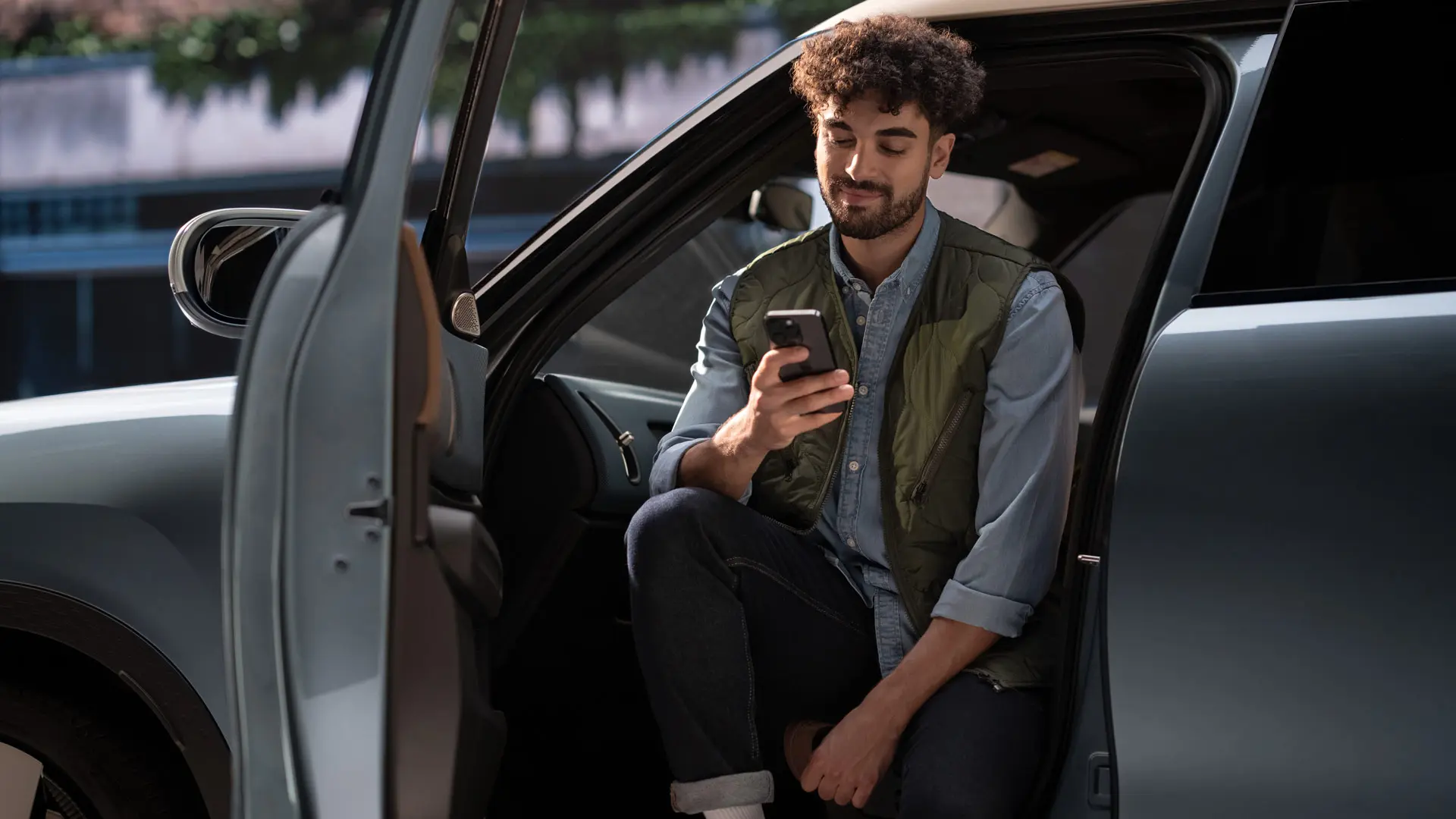 Мужчина записывается на обслуживание по мобильному телефону.