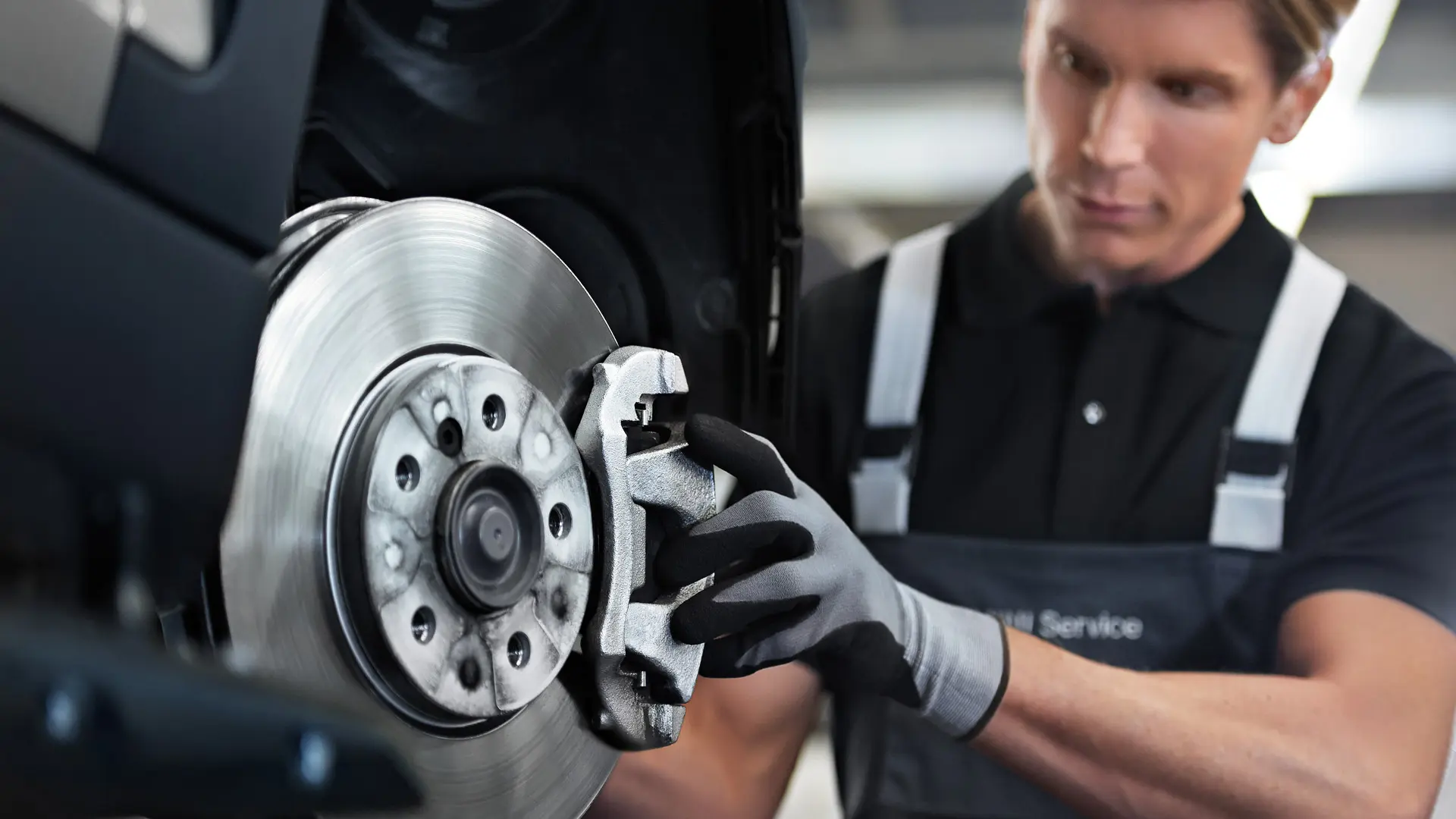 Сотрудник MINI проверяет тормозную систему