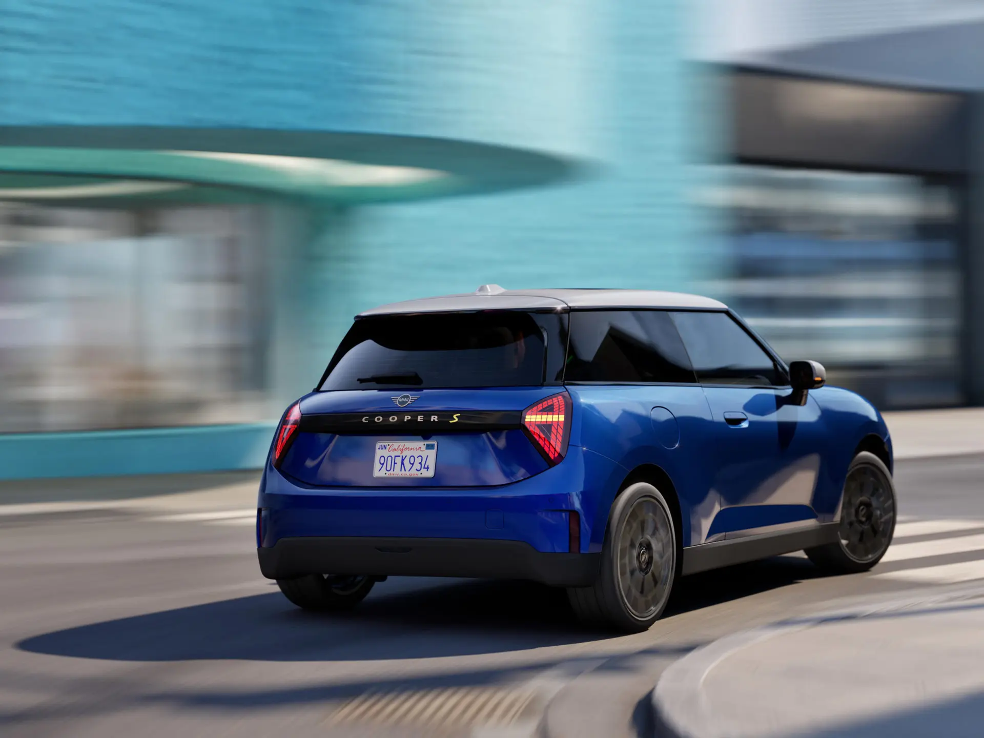 MINI Cooper динамично проходит поворот.