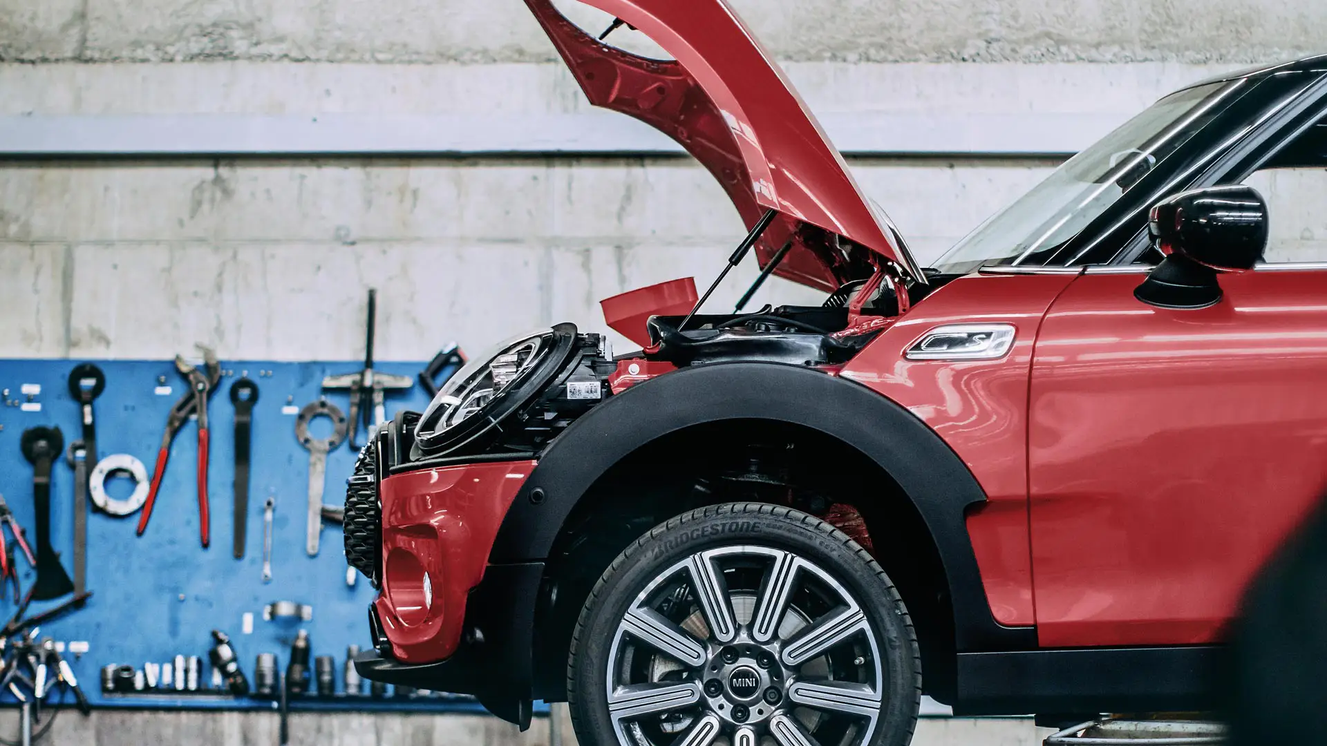 Автомобиль MINI на подъемнике.