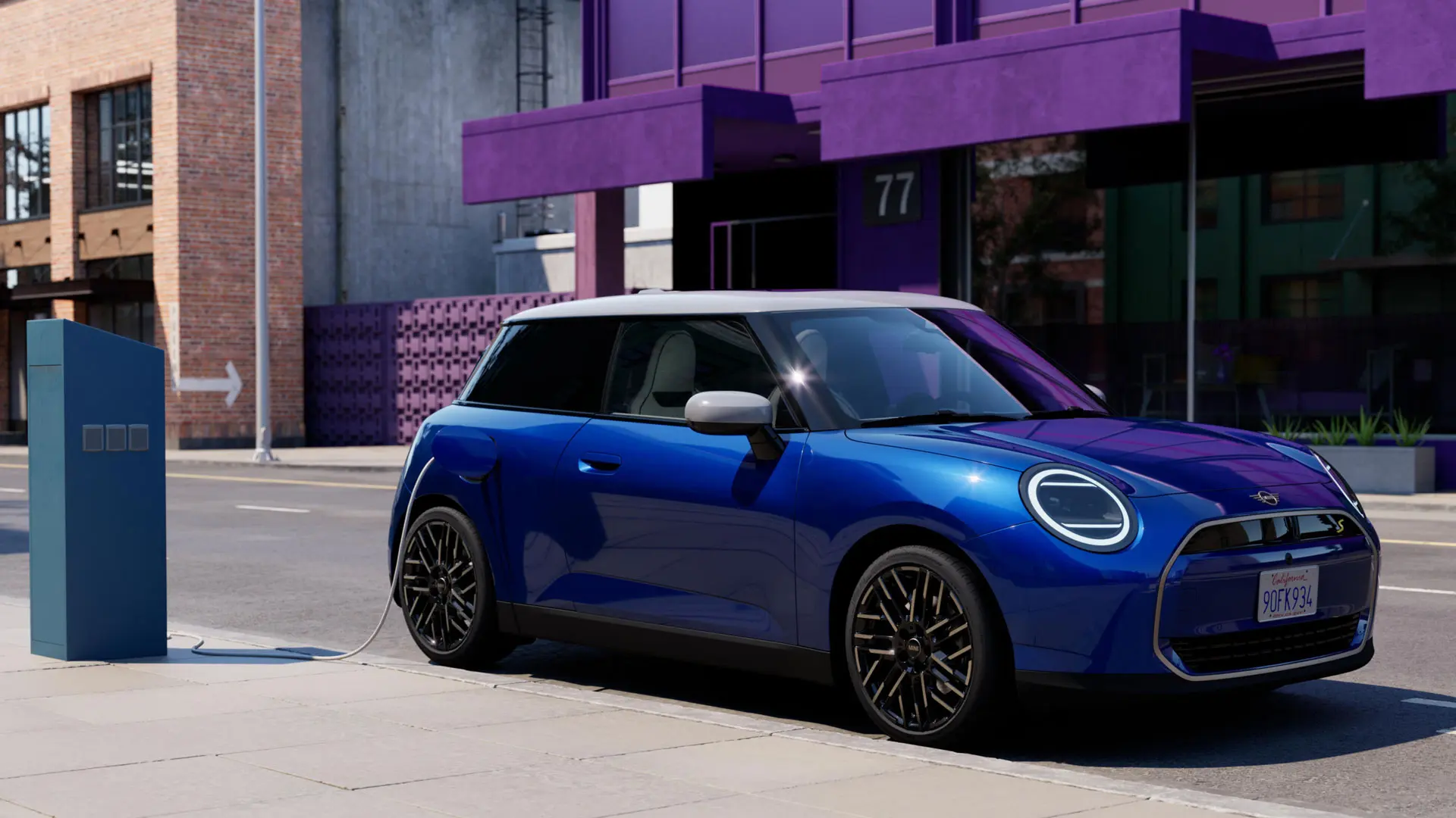 MINI Cooper на зарядной станции.
