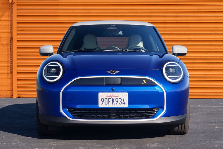 Дополнительные функции MINI Connected — система управления дальним светом фар