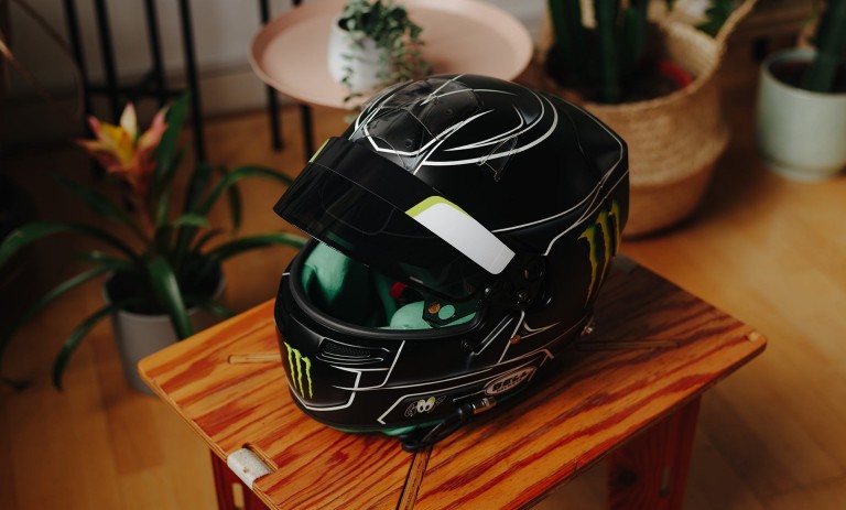 Фото облегченного карбонового гоночного шлема Николаса. 