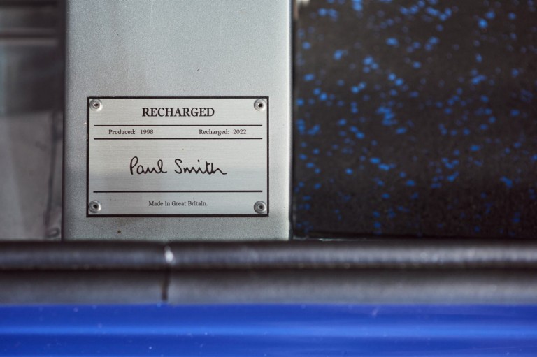 Почетный знак: металлическая табличка с логотипом Пола Смита на полу автомобиля подтверждает уникальность его MINI Recharged.