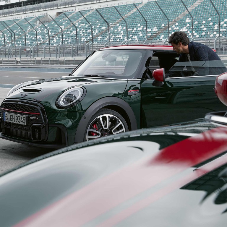 MINI John Cooper Works Clubman – зеленый и красный – вид сбоку