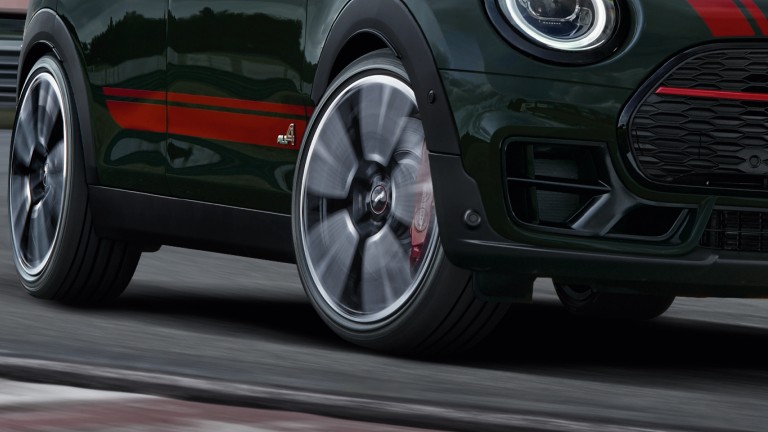 MINI John Cooper Works Clubman – вид спереди – ипподром