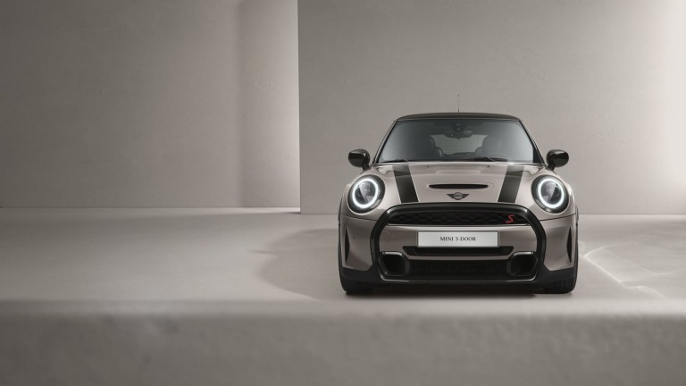 3-дверный хэтчбек MINI – вид сбоку – серый и черный
