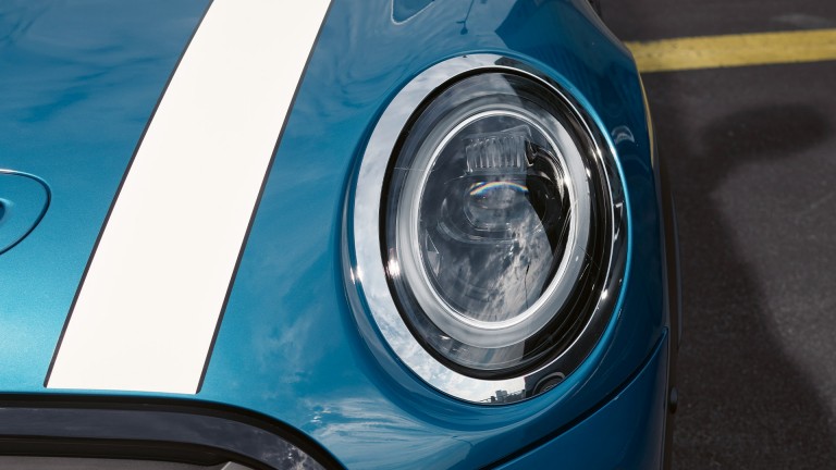 5-дверный хэтчбек MINI – синий и белый – передние светодиодные фары