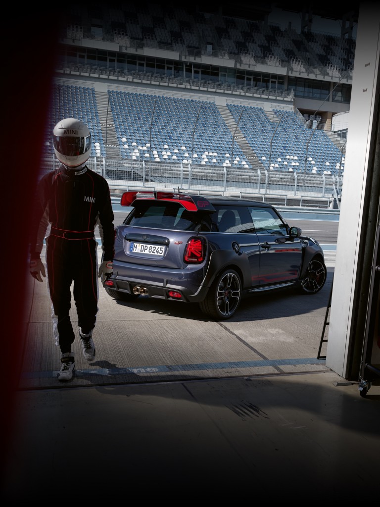 MINI John Cooper Works GP – вид сбоку и сзади – трасса