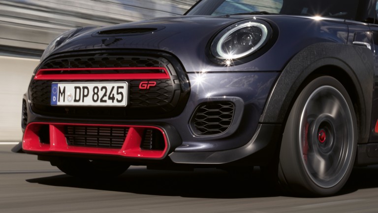 MINI John Cooper Works GP – вид спереди – бампер