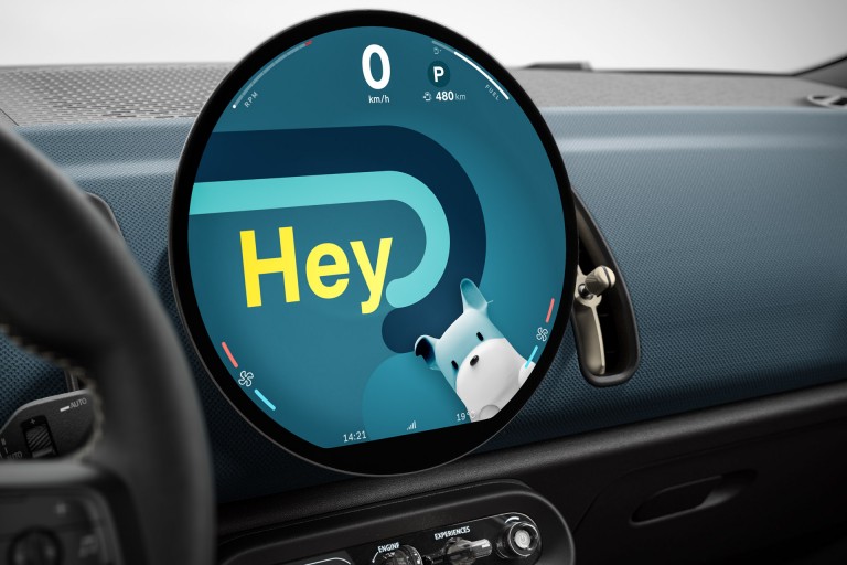 MINI Countryman – интерьер – oled-дисплей